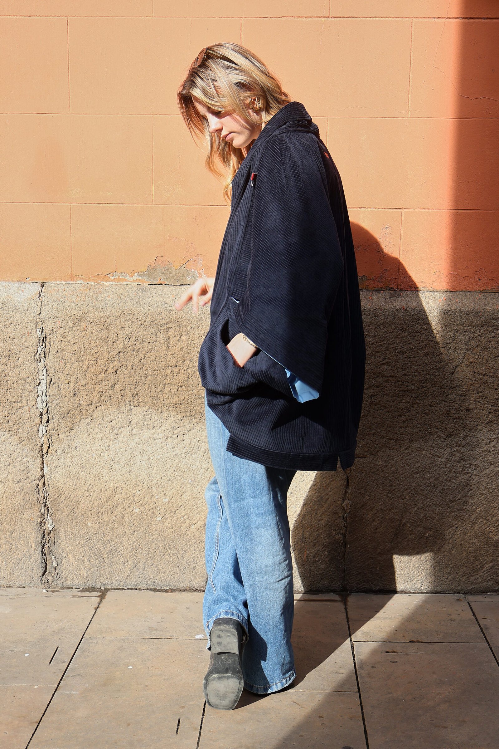 Lateral Capa larga pana de algodón Morgan color azul.