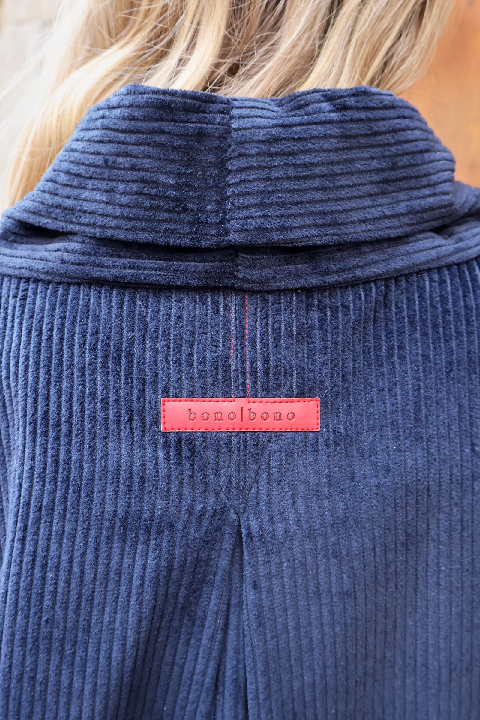 Textura de pana de algodón en Capa Larga Morgan color Azul.