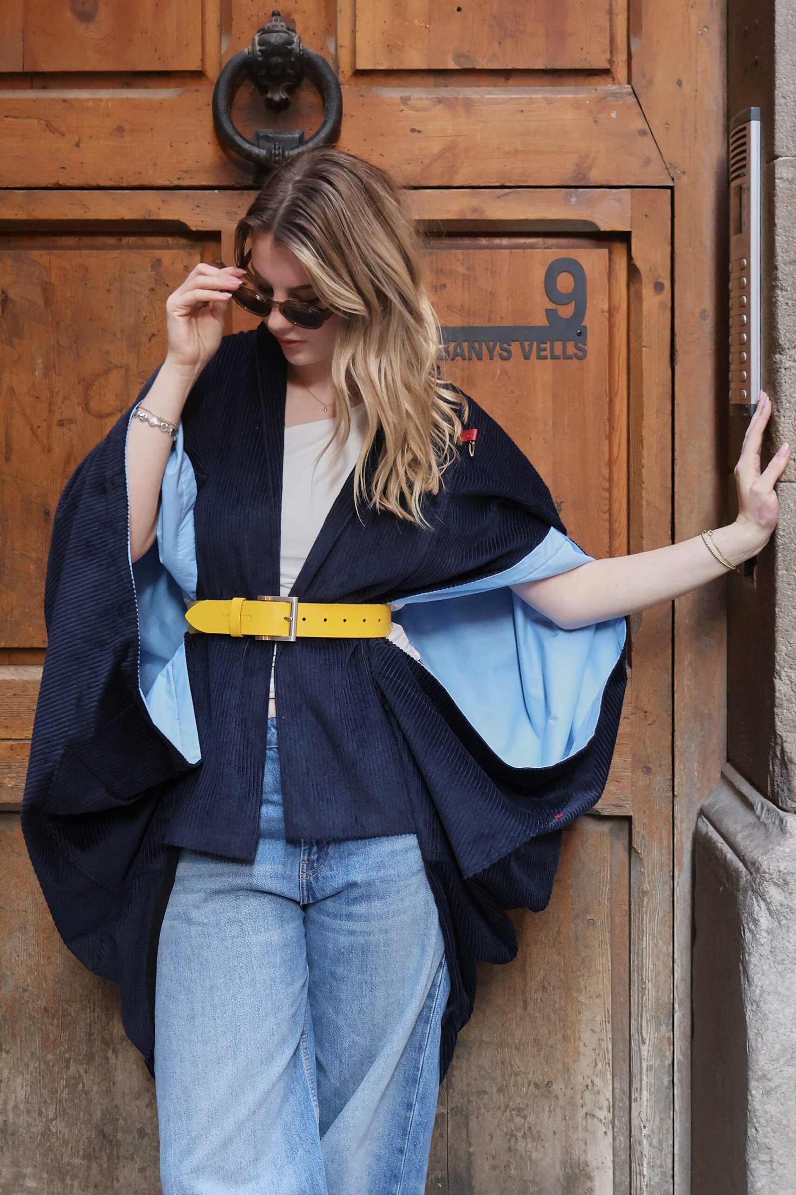 Capa larga pana de algodón Morgan color azul.