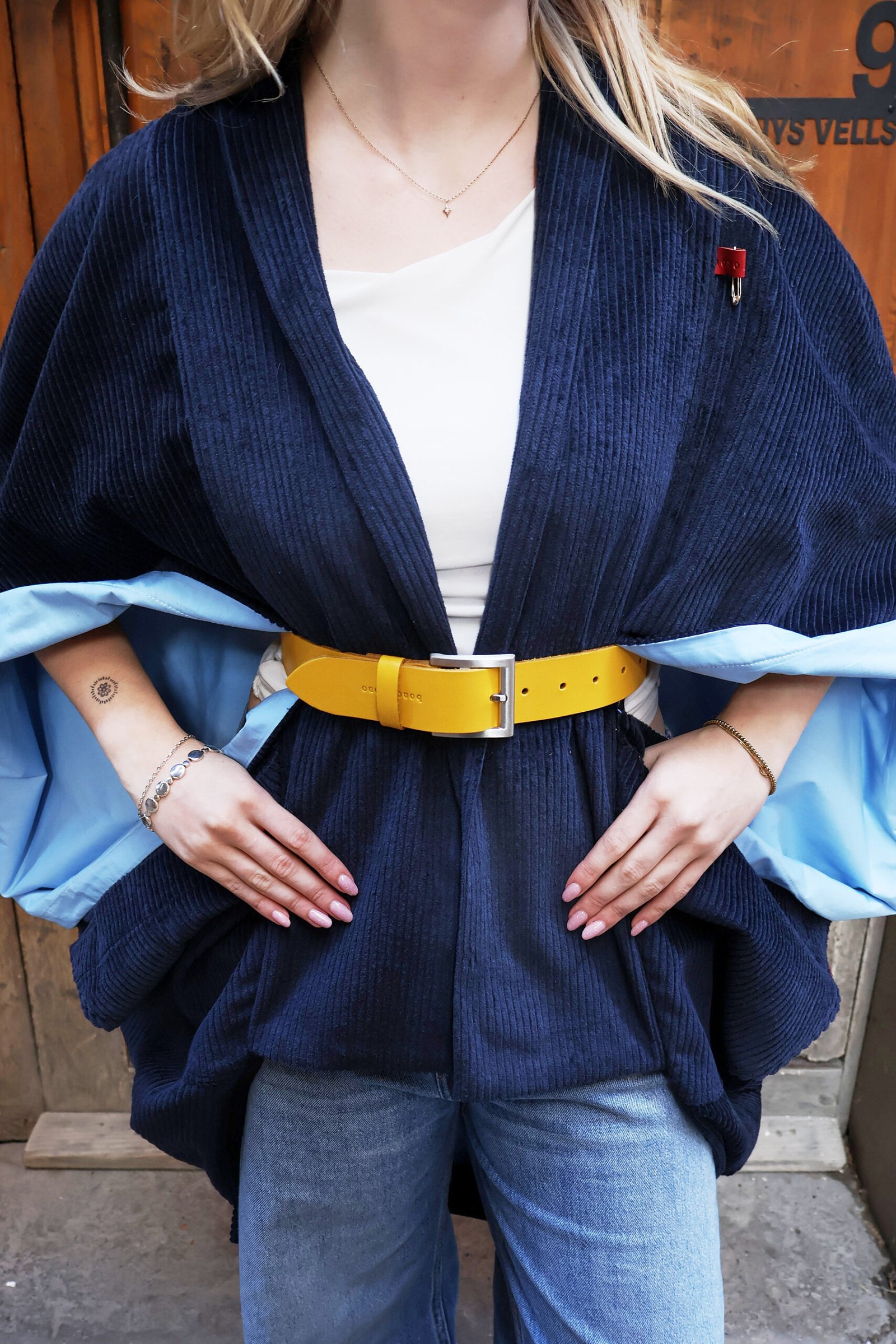 Capa larga pana de algodón Morgan color azul.