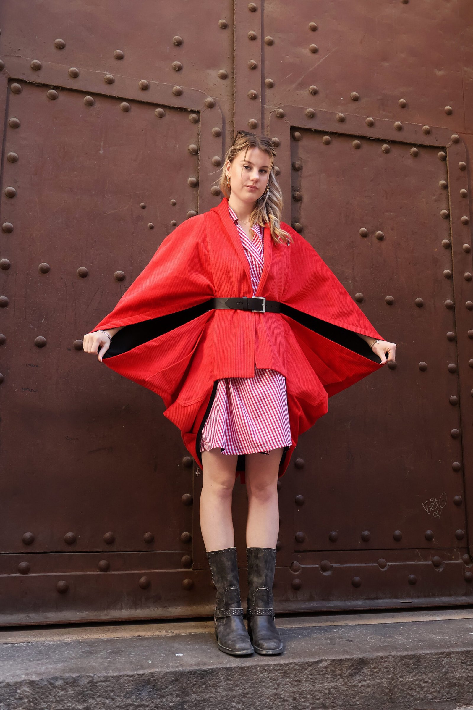 Frente Capa larga pana de algodón Morgan color rojo.