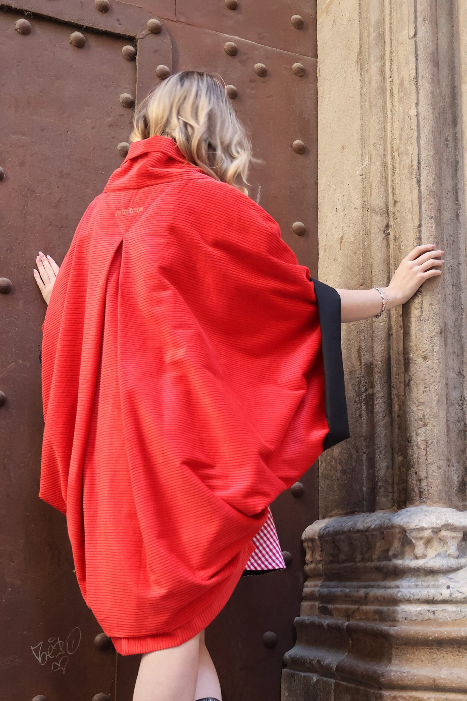 Espalda Capa larga pana de algodón Morgan color rojo.