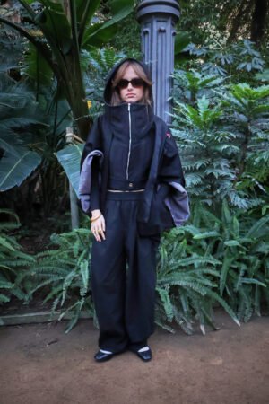 CAPA LARGA MORGAN: Algodón Negro y Diseño Oversize