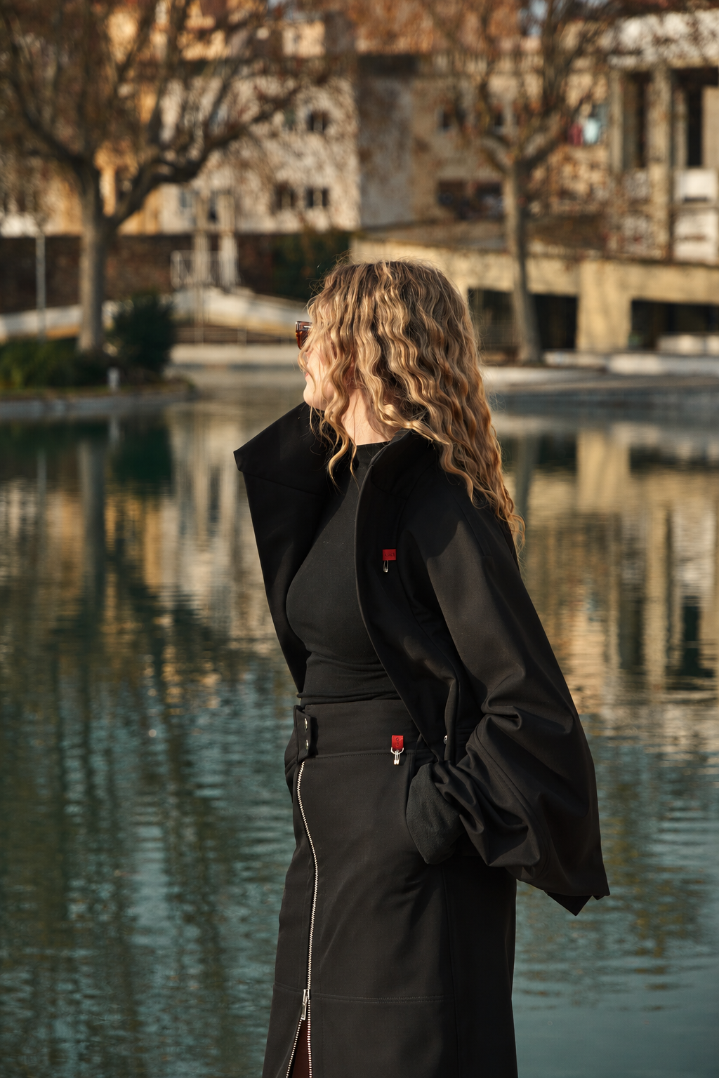 Tati malika falda softshell negro perfil